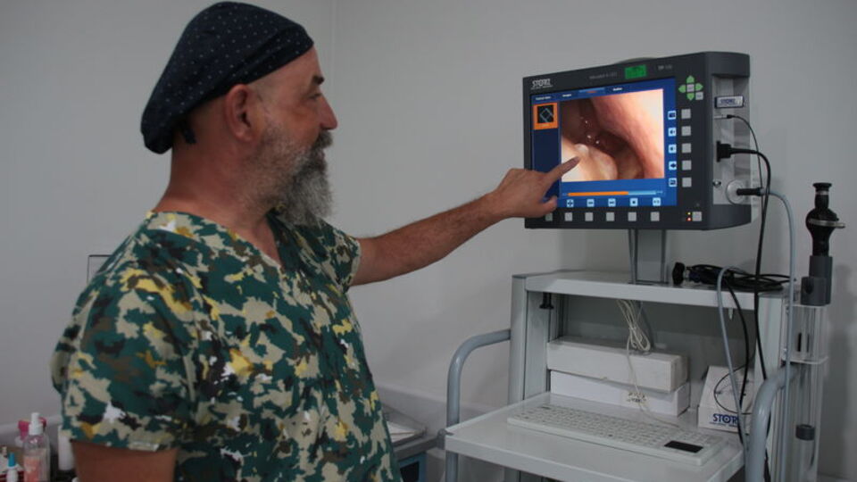 Hapşırma şikayeti olan iki hastanın burunlarından sinek larvası çıktı