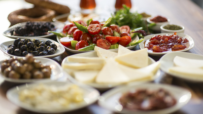 Güne s﻿ıkı bir kahvaltıyla başlamak sonrasında 'daha az açlık hissi yaratıyor'