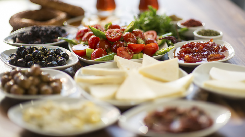 Güne s﻿ıkı bir kahvaltıyla başlamak sonrasında 'daha az açlık hissi yaratıyor'