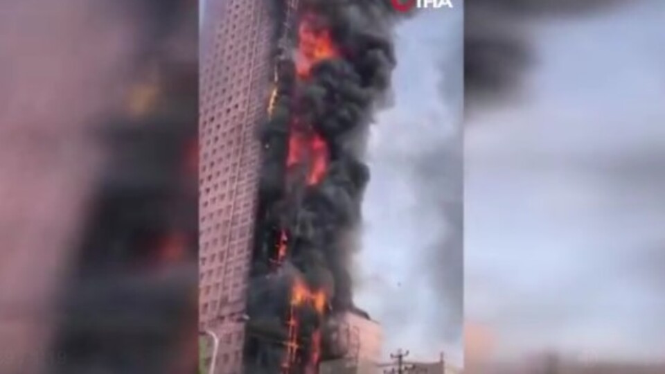 Çin'de 42 katlı bina alev alev yandı
