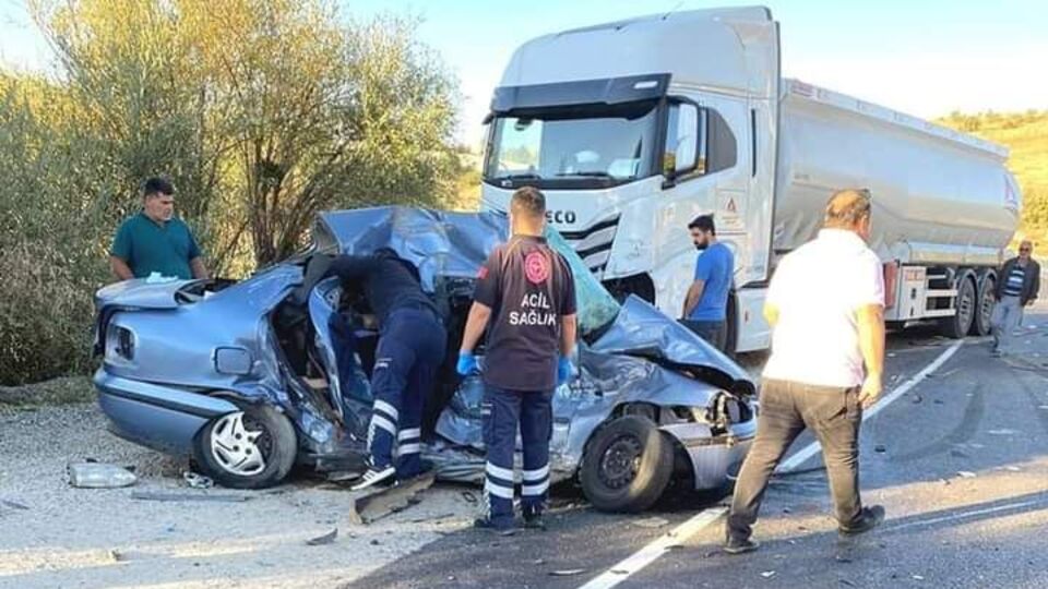 Otomobille TIR kafa kafaya! 4 ölü 1 yaralı