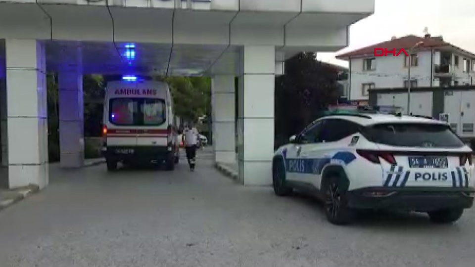 Servis minibüsü ile otomobil çarpıştı