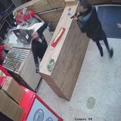 "Kadın garsonu rahatsız etme" dedi! İşte ölüm anı!