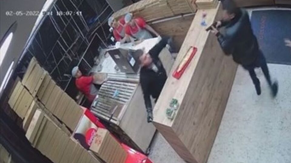 "Kadın garsonu rahatsız etme" dedi! İşte ölüm anı!