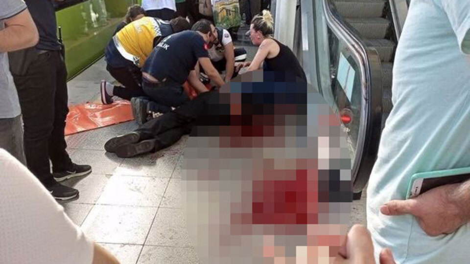 Kafa atıp göğsünden bıçakladı! Metroda dehşet!