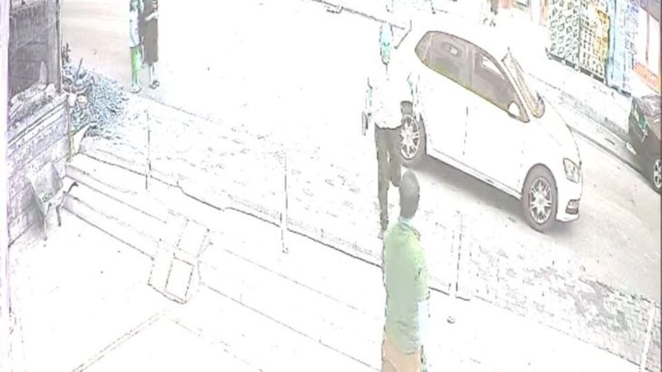 Amcasının elinden silahı alıp tetiğe bastı!