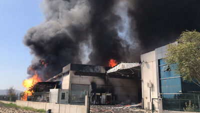 Torbalı'da kozmetik fabrikasında yangın