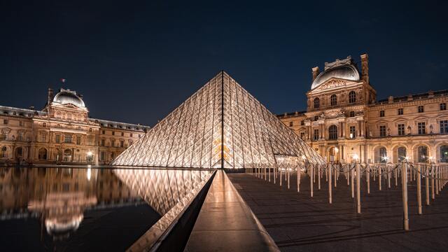 Louvre Müzesi piramidi tasarruf için erken karartıldı