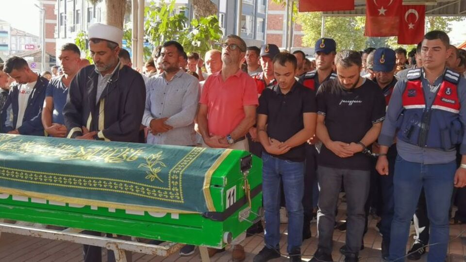 Büyük acı! Babası cenazeye özel izinle katıldı