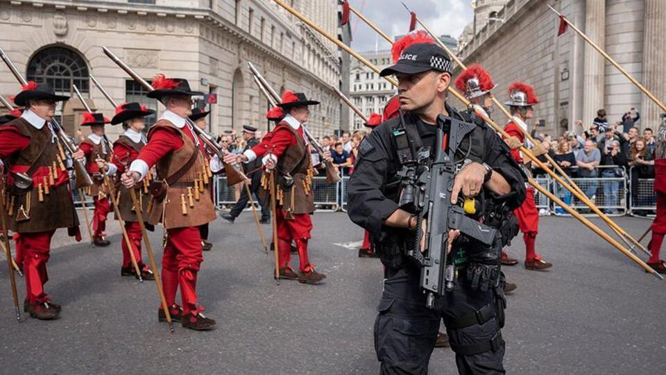 Kraliçe'nin cenaze töreni öncesinde görülmemiş güvenlik hazırlığı: Polisler damlara ve gizli mevzilere konuşlandı