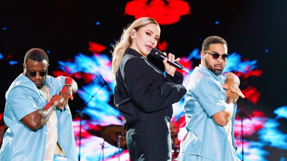 Sahnede yüzük fırlattı