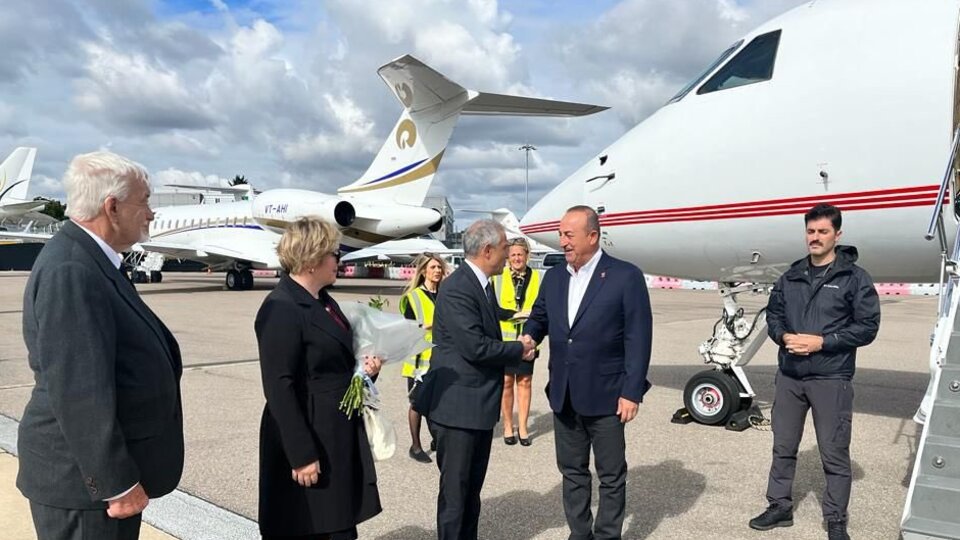 Bakan Çavuşoğlu Kraliçe'nin cenazesi için Londra'da