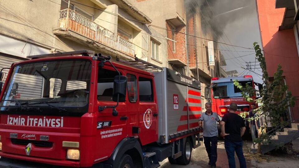 Mobilya fabrikasındaki yangın korkuttu