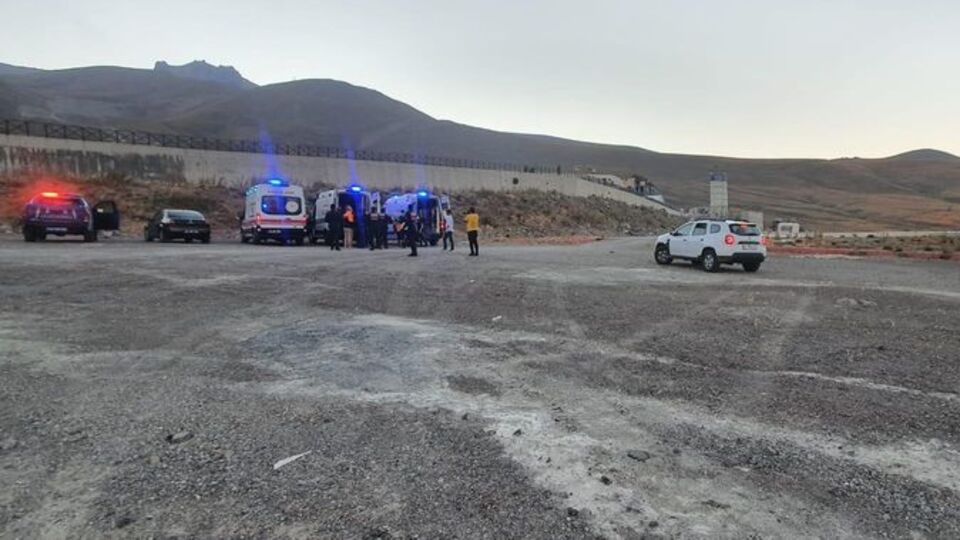 Erciyes'e tırmanırken üstüne kaya düştü