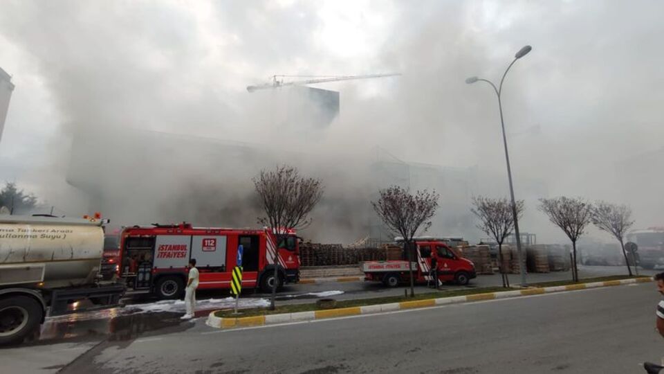 Beylikdüzü´nde depoda çıkan yangın 20 saat sonra söndürüldü