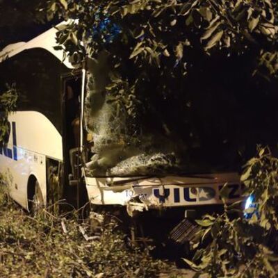 Ölü ve yaralılar var! Yolcu otobüsü kamyonetle çarpıştı!