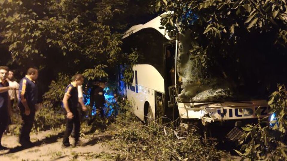 Ölü ve yaralılar var! Yolcu otobüsü kamyonetle çarpıştı!