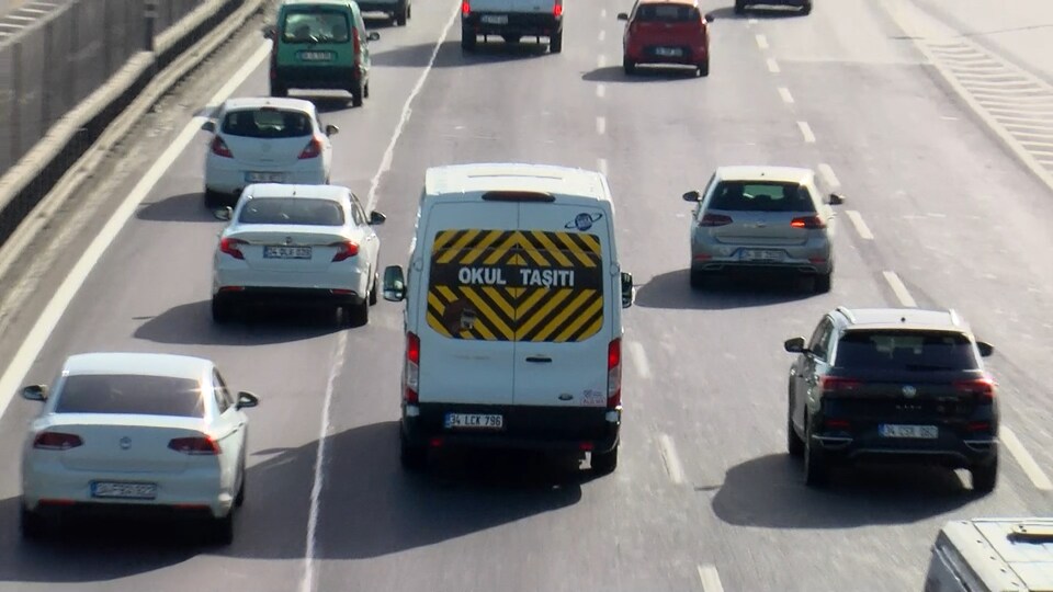 Servis ücretine itiraz edince kızı yaya kaldı