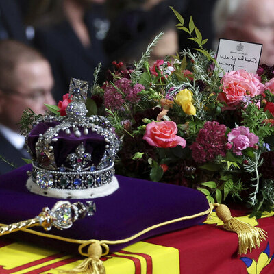 Kraliçe'nin tabutundaki notu kim yazdı?