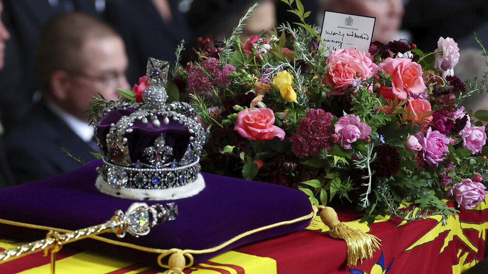 Kraliçe'nin tabutundaki notu kim yazdı?