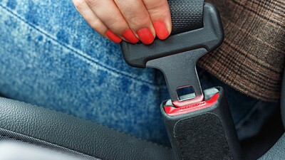 Sürücü adaylarına emniyet kemeri simülasyonu