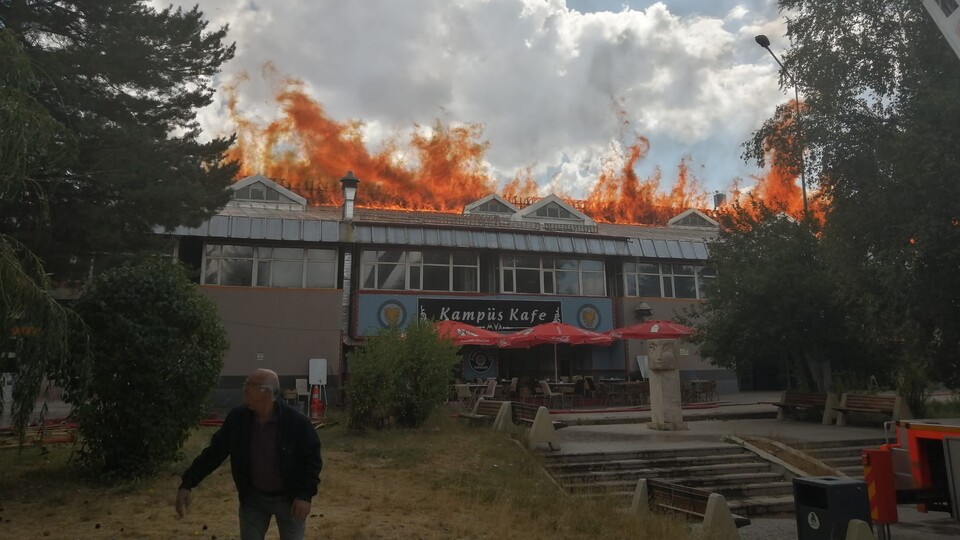 Üniversite yemekhanesinde alevler yükseldi!