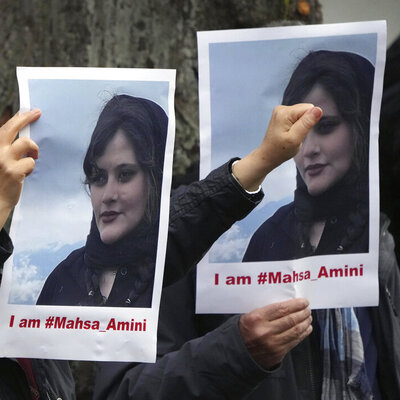 İran'da kadınlardan saç kesme eylemi