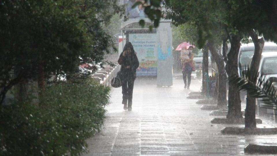 Meteoroloji saat verdi! 8 il için kritik sağanak 7 kent için fırtına uyarısı!