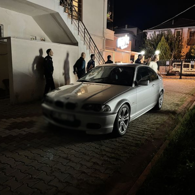 Otomobil yayalara çarptı: 1 ölü, 1 yaralı