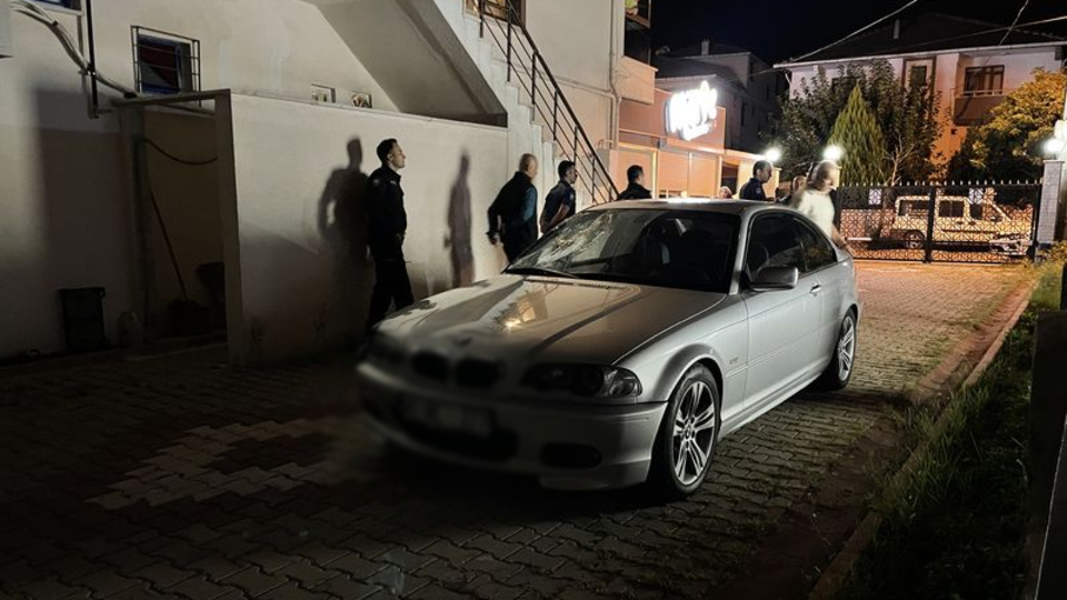 Otomobil yayalara çarptı: 1 ölü, 1 yaralı