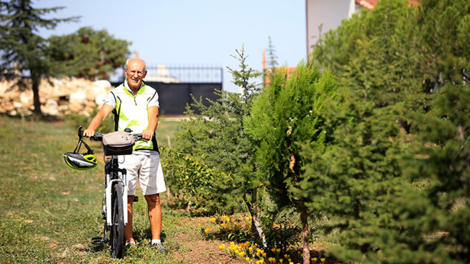 Bisikletle 40 kilometre! 62 yıldır vazgeçmiyor