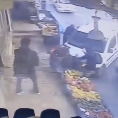 Kontrolden çıkan ticari araç manav reyonuna daldı!