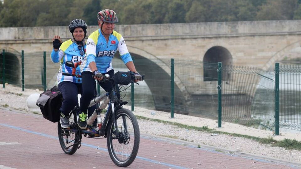 Emekli çift yaşamlarına bisikletle sağlık ve neşe katıyor