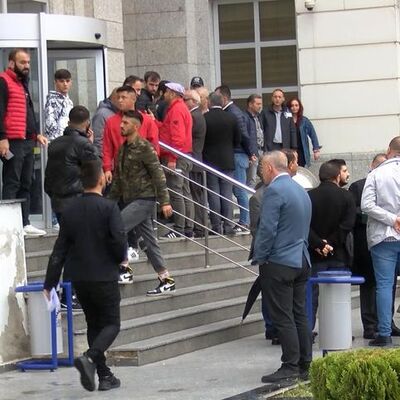 Mahkemede tercümana jiletle saldırdı!