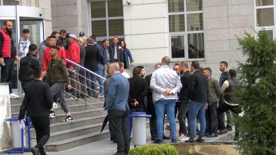 Mahkemede tercümana jiletle saldırdı!