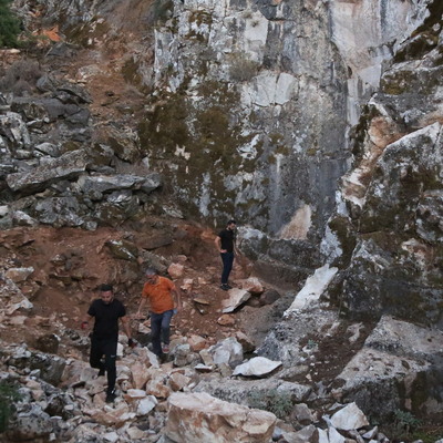 Sosyal medya videosu için araştırma yapmak istedi... Mermer ocağında buldu