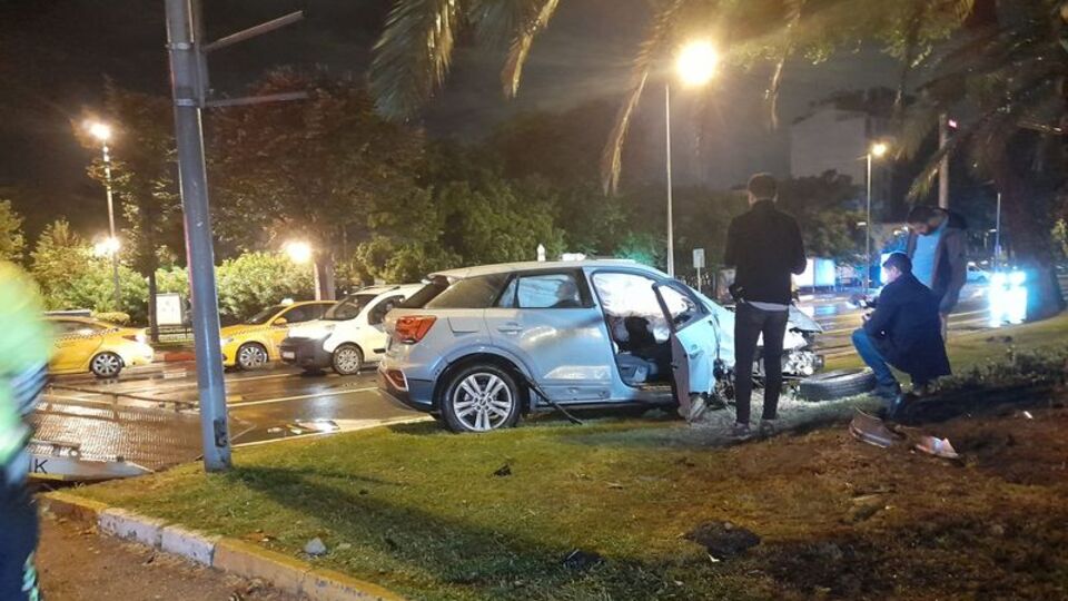 Otomobil tur otobüsüne çarptı: 2 yaralı
