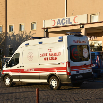 Küçük çocuk dev kayanın altında kaldı!