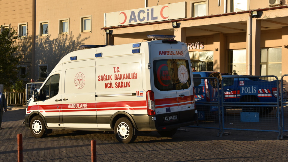 Küçük çocuk dev kayanın altında kaldı!