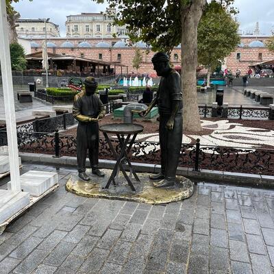 "Pes" dedirten hırsızlık! Simitçi heykelindeki simitleri çaldılar