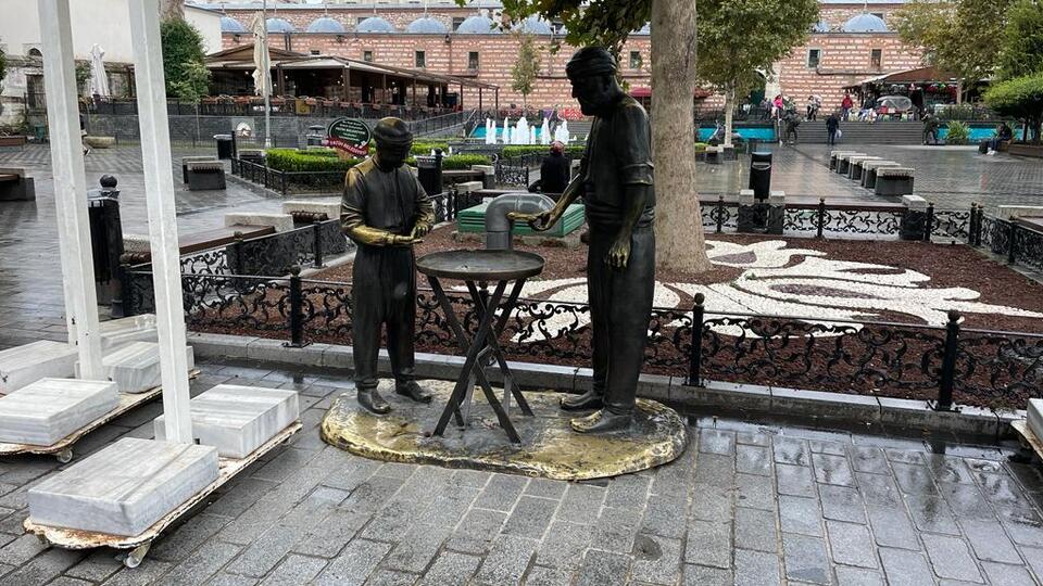 "Pes" dedirten hırsızlık! Simitçi heykelindeki simitleri çaldılar