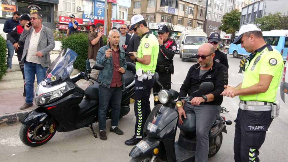 Polis, ceza kesmek yerine kask dağıttı