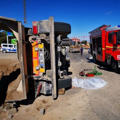 Freni patlayan kamyon devrildi! Büyük acı!