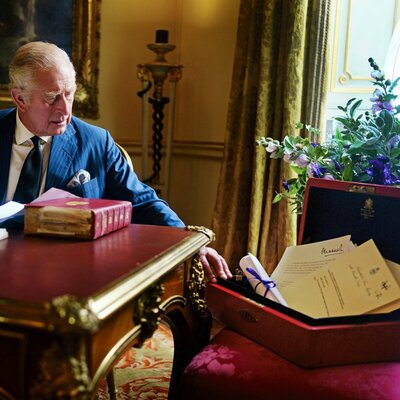 Kral III. Charles'tan görev başında ilk kare