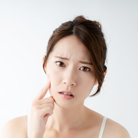 Yüzdeki kızarıklık neden olur, nasıl geçer?