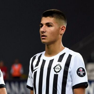 Üç büyükler onun peşinde!