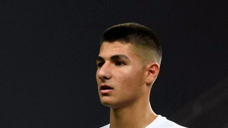 Üç büyükler onun peşinde!