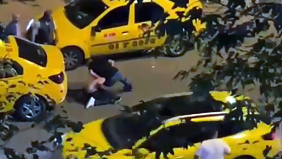 Taksiciler, scooter sürücüsünü sopayla dövdü!