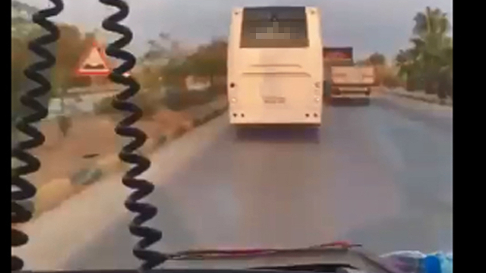 Ambulansa tur midibüsü engeli! Uyarılara aldırmadı