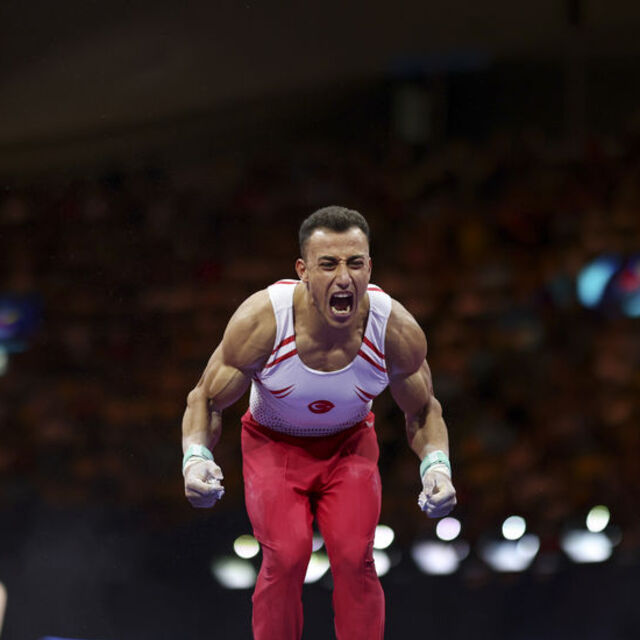 Bakan Kasapoğlu'ndan Adem Asil'e tebrik